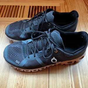 Dark grey On Cloud tennis shoes Ladies size 8.5 wide